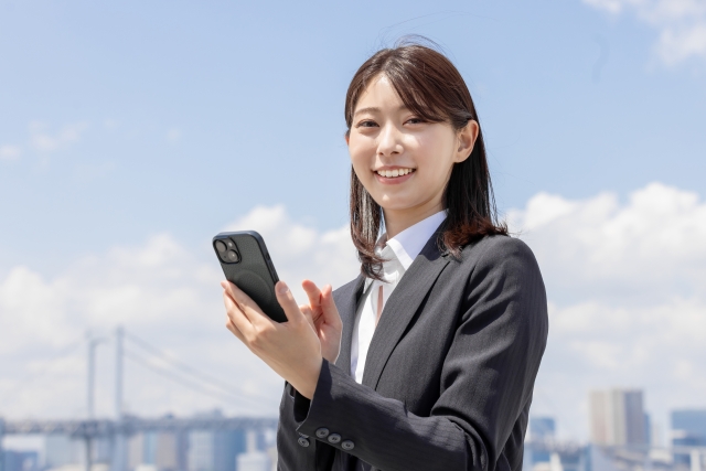スマートフォンで検索するビジネスウーマン